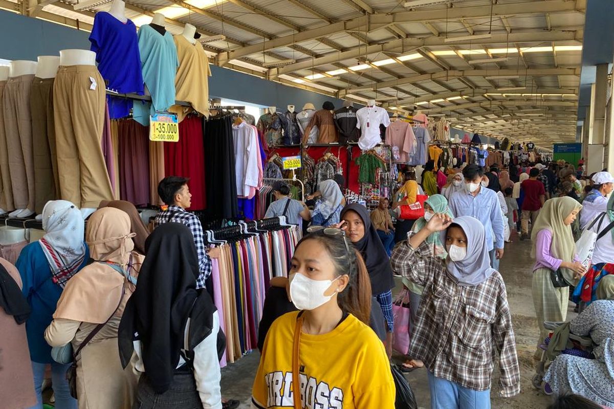 Pasar Tanah Abang, Jakarta Pusat ramai dikunjungi pembeli menuju Idul Fitri 1444 Hijriah, Sabtu (8/4/2023). 