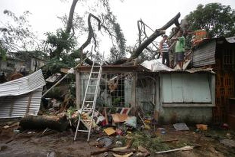 Bangunan warga yang rusak akibat terjangan topan Koppu di Kota Quezon, Manila utara, Filipina.