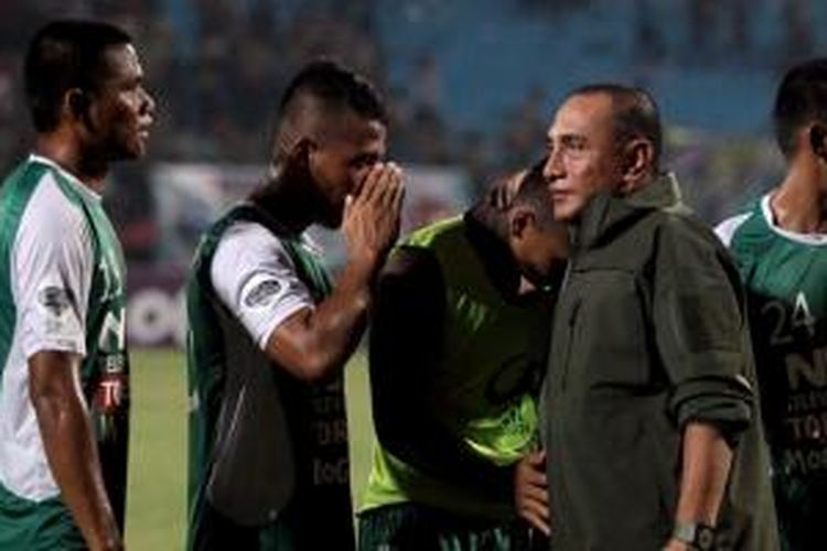 Para pemain PS TNI setelah memenangkan pertandingan terakhir Grup C Piala Jenderal Sudirman menghadapi Persib Bandung di Stadion Gelora Delta, Sidoarjo, pada Senin (30/11/2015).