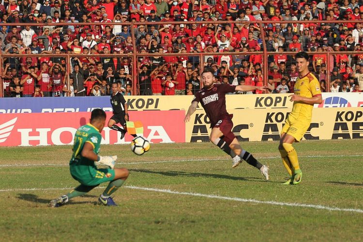 Marc Klok (tengah) saat melakukan tembakan ke gawang Sriwijaya FC pada laga pekan ke-23 Liga 1 di Stadion Andi Matalatta, Minggu (23/9/2018)