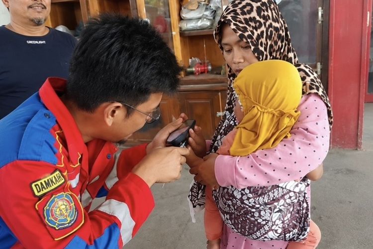 Saat Ortu Panik karena Jari Tangan Balitanya Tersangkut di Spion, Langsung Datangi Mako Damkar Indramayu