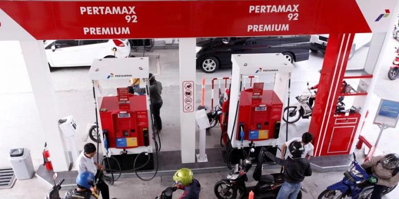 Petugas mengisi bahan bakar minyak (BBM) bersubsidi jenis premium di Stasiun Pengisian Bahan Bakar Umum (SPBU) 34-10206, Jakarta, Selasa (26/3/2013).