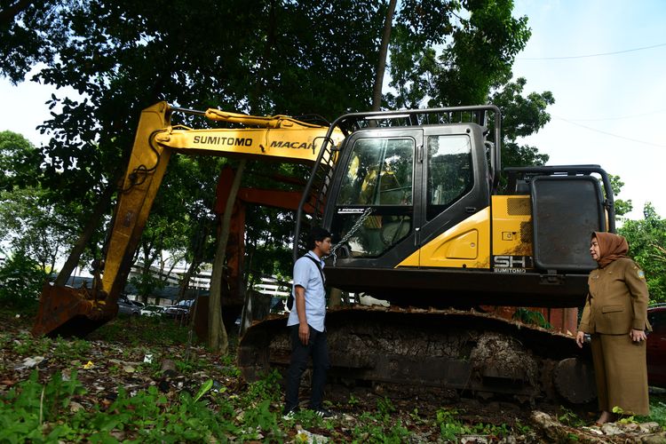 Alat berat yang berhasil diamankan petugas DLHK Provinsi Sumut, dari hasil operasi illegal logging di beberapa wilayah di Sumatra Utara. Dan saat melakukan penangkapan di wilayah Kabupaten Tapanuli Selatan, petugas sempat Diancam dan diintimidasi OTK bersenjata api, dan akhirnya melepaskan tangkapan. Selasa(23/5/2023).
