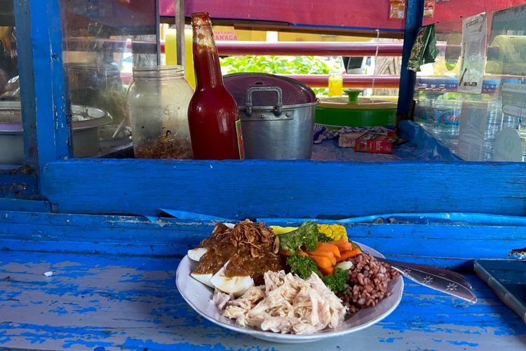 Menu sehat Warung Bu Roby yang dimakan di meja rombong.
