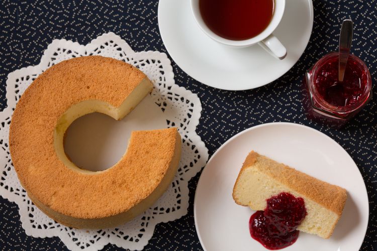 Ilustrasi chiffon cake yang lembut dan mengembang.