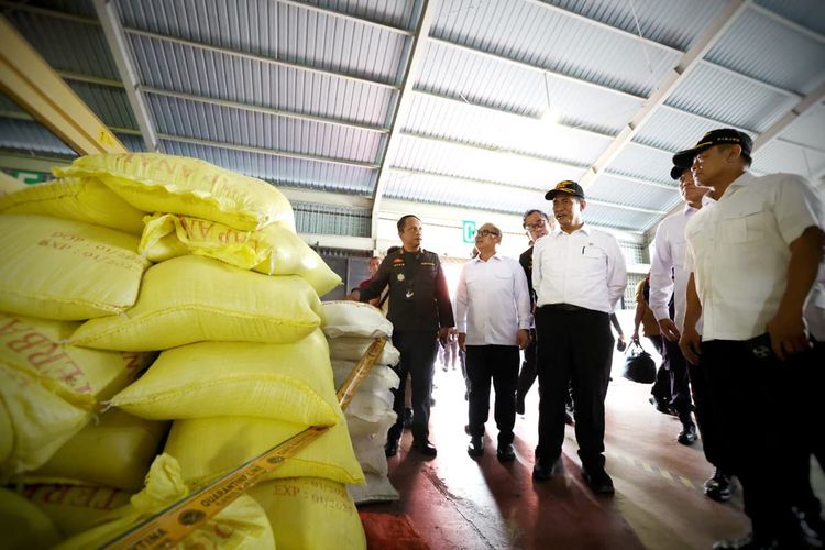 Menteri Pertanian (Mentan) Andi Amran Sulaiman, saat menggelar sidak 1.000 ton beras ilegal di kawasan Bea Cukai Tanjung Balai Karimun, Kepulauan Riau (Kepri), Senin (19/1/2026).