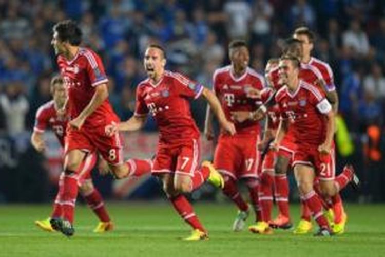 Para pemain Bayern Muenchen meluapkan kegembiraan usai melihat Manuel Neuer (tak ada di foto) memastikan kemenangan Bayern atas Chelsea melalui adu penalti di Stadion Eden, Praha, Jumat atau Sabtu (31/8/2013) dini hari WIB.