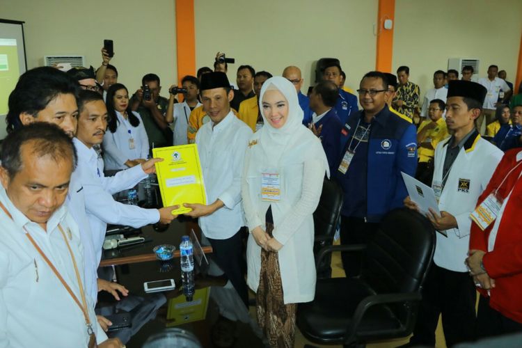 Pasangan calon bupati dan wakil bupati Bogor Ade Ruhendi-Inggrid Kansil saat mendaftar ke Kantor KPU Kabupaten Bogor, Rabu (10/1/2018).