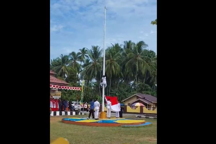 Tangkapan layar video saat Riski Lamato memanjat tiang bendera pada upacara peringatan HUT ke-78 Proklamasi kemerdekaan di Kecamatan Sumalata Timur, Gorontalo Utara. Bendera yang siap dinaikkan di tiang tiba-tiba tali pengereknya putus.