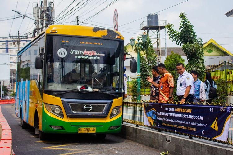 Layanan bus Trans Jogja.