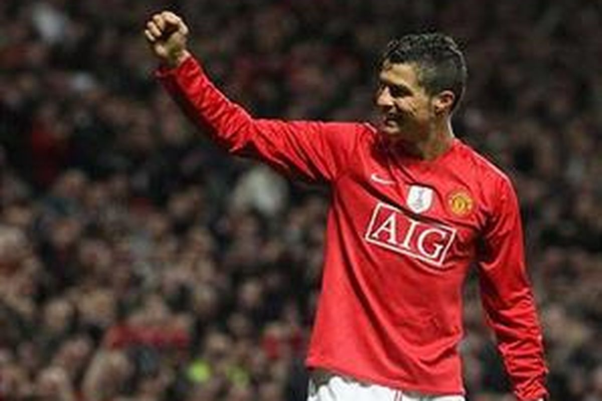Gelandang Manchester United Cristiano Ronaldo mengenakan seragam dengan emblem Juara Dunia Antarklub di dadanya.