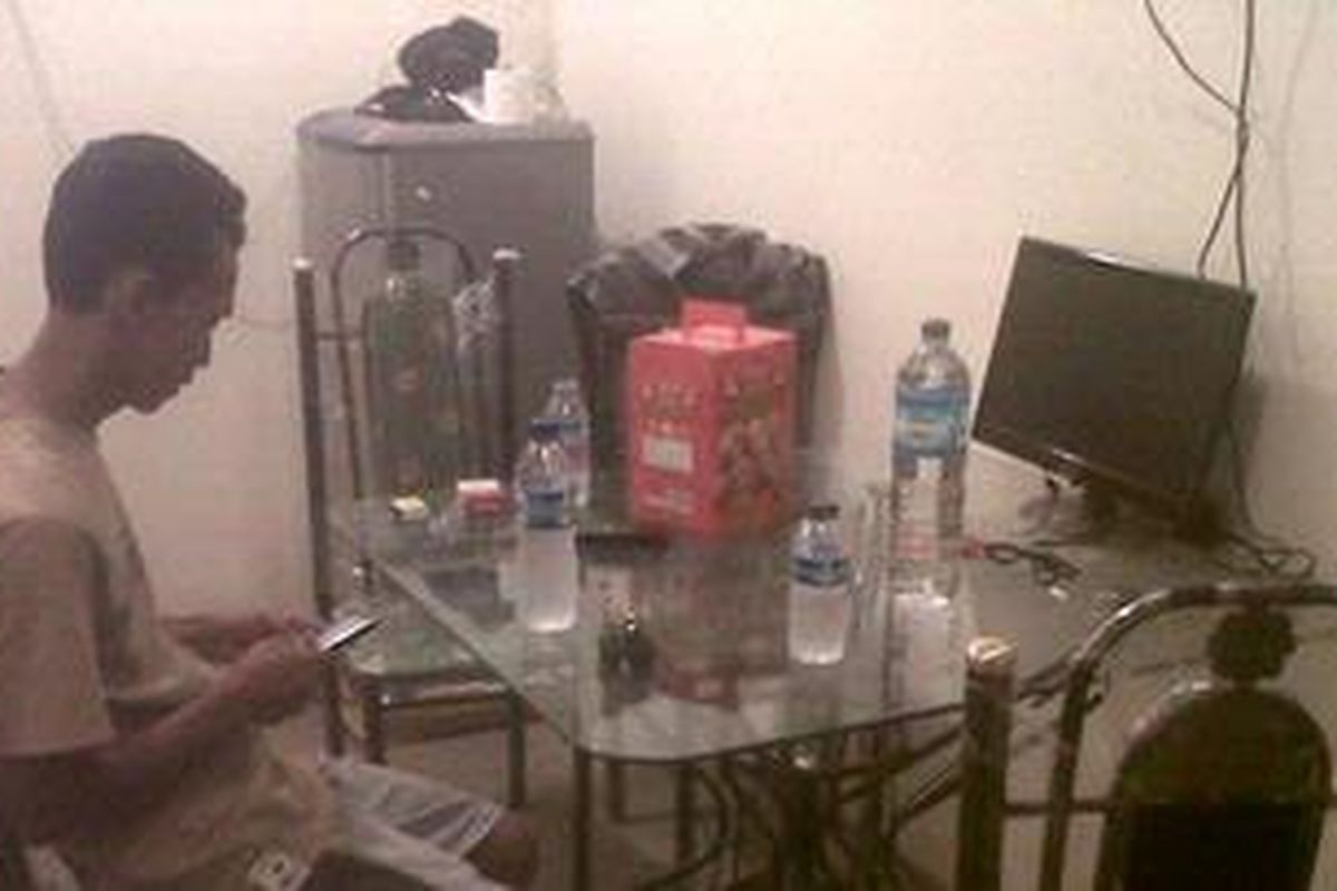 M Wahyudin (37), salah seorang warga Penjaringan yang telah mendapat hunian di Rusun Marunda, Jakarta Utara, Jumat (4/2/2013). Unit 1-18 Blok 8 yang ditempatinya terlihat sudah dilengkapi kulkas, televisi, meja-kursi, dan berbagai perabot lainnya.