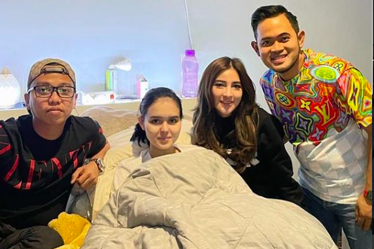 Shandy Purnamasari dan Juragan 99 bersama Laura Anna