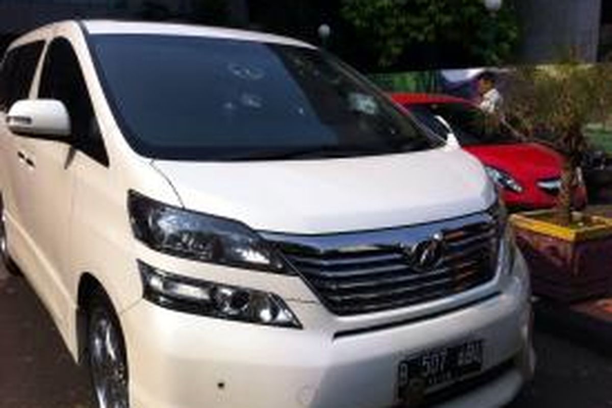 Mobil Toyota Vellfire milik Mohammad Guntur, anggota DPRD DKI Jakarta dari Fraksi Hanura, terkena lemparan batu massa demonstran di Jalan Kebon Sirih, Jakarta Pusat, Jumat (3/10/2014).