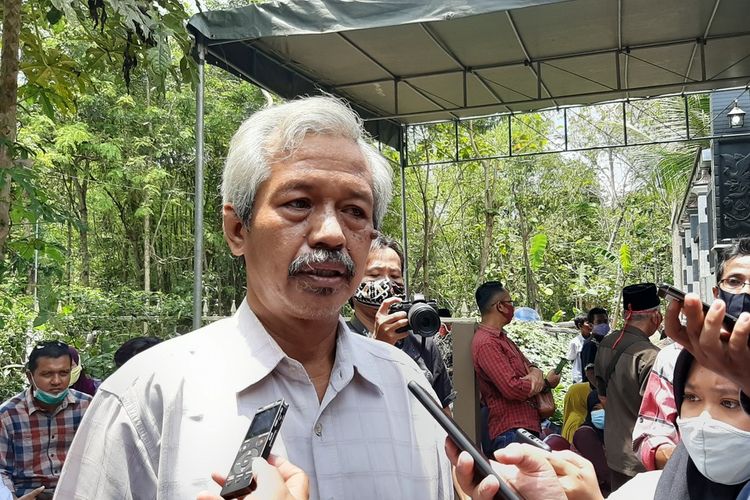 Susilo Nugroho yang dikenal dengan nama Den Baguse Ngarso saat melayat di Rumah Milik Seno Nugroho Rabu (4/11/2020)