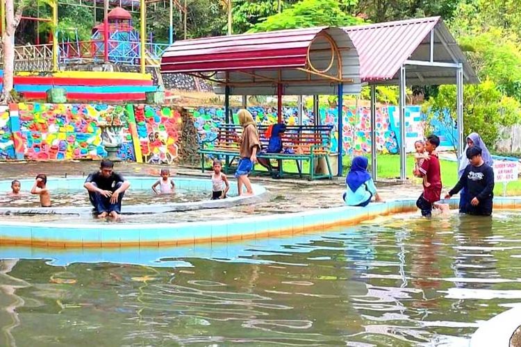 Sejumlah warga mandi di lokasi wisata Air Panas di Kabupaten Rokan Hulu, Riau, Senin (12/12/2022).