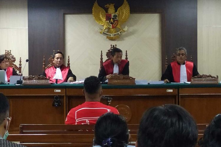 Sidang kedua kasus pelanggaran HAM berat Paniai di Pengadilan Negeri (PN) Makassar digelar, Rabu (28/9/2022). Dalam sidang kali ini, anggota polisi, Brigadir Andi Richo Amir (32) sebagai saksi terdakwa Mayor (Purn) Isak Sattu mengungkap warga ditembak di depan Koramil.