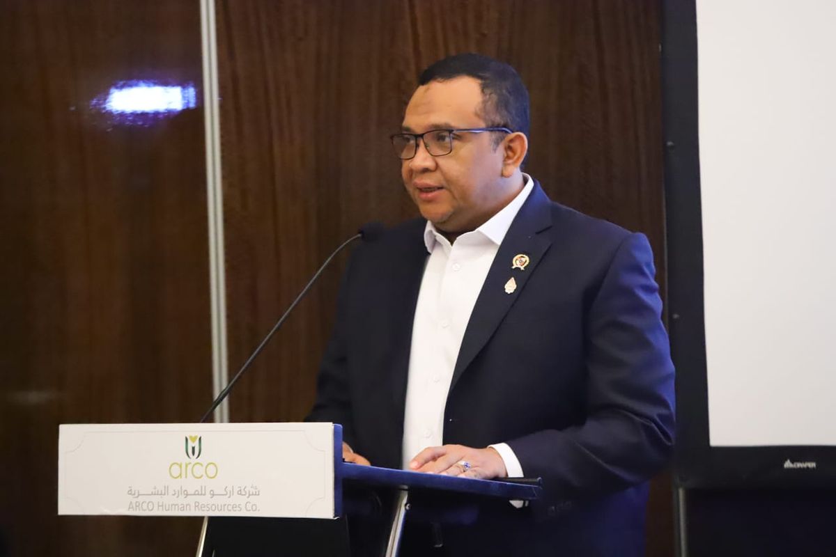 Wakil Menteri Ketenagakerjaan (Wamenaker) Afriansyah Noor saat menghadiri penandatangan nota kesepahaman ARCO Human Resources Company dengan 50 P3MI.
