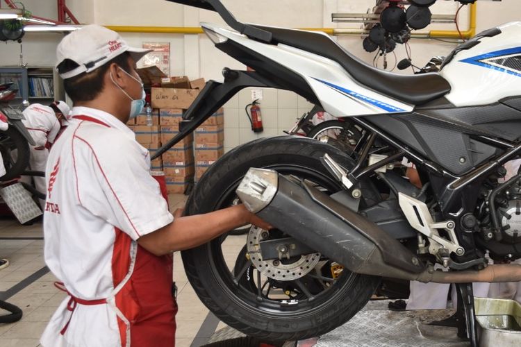 Ilustrasi servis motor di bengkel resmi Honda