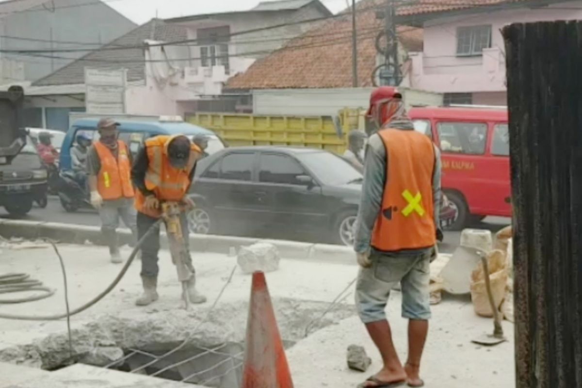Pengerjaan jalan di area flyover Pasar Rebo, Jakarta Timur yang sebabkan kemacetan satu kilometer, Jumat (9/11/2018)