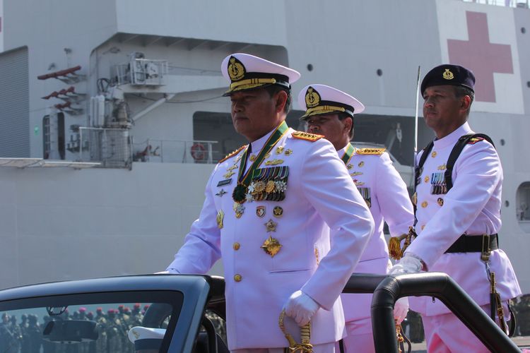 Panglima TNI Laksamana TNI Yudo Margono (kiri) menginspeksi pasukan saat upacara peringatan HUT ke-78 TNI Angkatan Laut di Koarmada II, Surabaya, Jawa Timur, Senin (11/9/2023). Puncak peringatan HUT ke-78 TNI Angkatan Laut itu mengangkat tema Dengan Semangat Jalesveva Jayamahe, Terus Melaju Untuk Indonesia Maju. ANTARA FOTO/Didik Suhartono/aww.