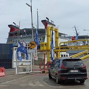 Proses muat penumpang di dermaga 6 Pelabuhan Merak, Banten pada H+5 Lebaran. Sabtu (5/4/2025). Polisi telah menyiapkan berbagai rekayasa lalulintas menghadapi puncak arus balik.