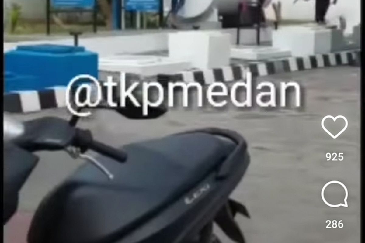 Tangkapan layar video unggahan di akun Instagram memperlihatkan saat korban dikejar tiga pelaku yang membawa tongkat dan celurit di sebuah SPBU di Jalan Kapten Soemarsono, Medan pada Jumat (25/11/2022) sore. Korban akhirnya tewas di dalam kantor SPBU mengeluarkan banyak darah.