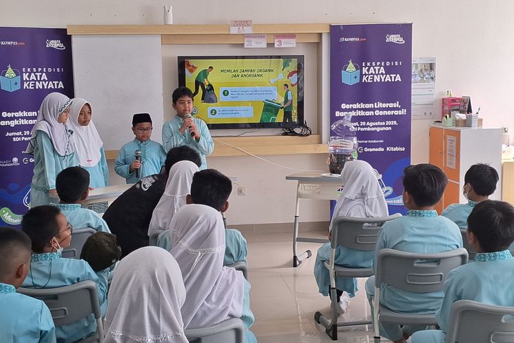 Siswa-siswi SDI Pembangunan, Pamulang, menyampaikan presentasi tentang kompos dalam kegiatan Jagat Literasi, Ekspedisi dari Kata ke Nyata pada Jumat (29/8/2025).
