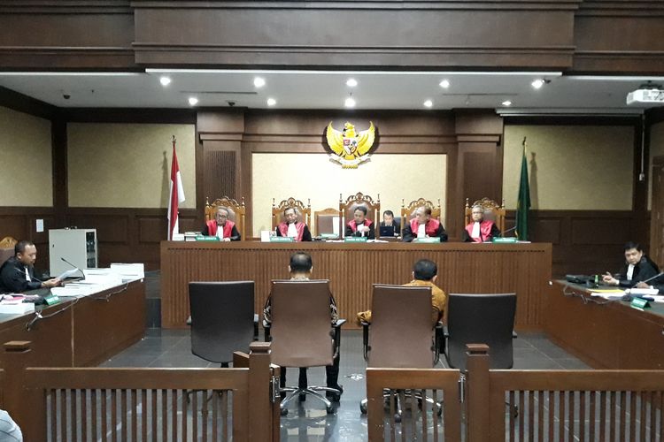 Ahmad Hidayat Mus dan Zainal Mus duduk di kursi terdakwa di Pengadilan Tipikor Jakarta, Kamis (14/3/2019).