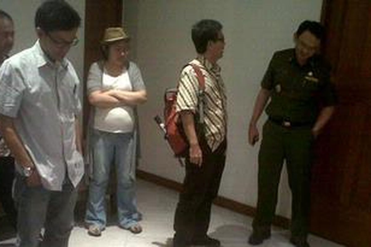 Wakil Gubernur DKI Jakarta Basuki Tjahaja Purnama saat menerima beberapa aktivis yang menolak pembangunan tol dalam kota, Senin (26/11/2012). Meski sepakat penambahan ruas jalan tak bisa mengatasi macet, namun Basuki mengaku akan mengkaji rencana pembangunan enam ruas jalan tol bari yang melintasi Jakarta.