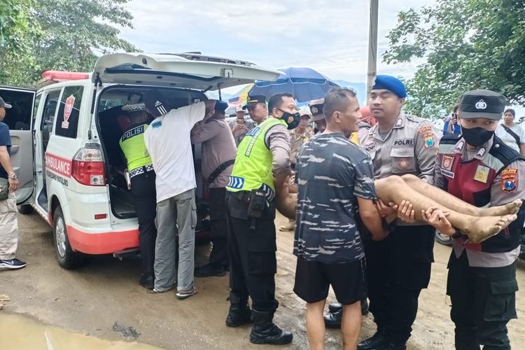 Petugas gabungan membawa korban selamat yang terseret ombak di kawasan wisata Pantai Prigi Trenggalek Jawa Timur, untuk menjalani perawatan medis, Minggu (01/01/2023).