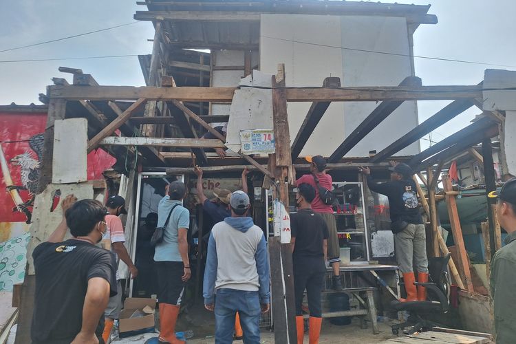 Rumahnya Dibongkar untuk Tanggul Mitigasi, Warga Muara Angke Minta Ganti Rugi