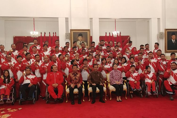 Presiden Joko Widodo menerima para atlet beserta pelatih dan ofisial yang menjadi juara umum di ASEAN  Para Games 2017 di Istana Negara, Jakarta, Senin (2/10/2017).