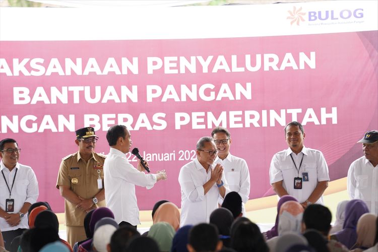 Menteri Perdagangan (Mendag) Zulkifli Hasan (Zulhas) mendampingi Presiden Joko Widodo (Jokowi) melakukan kunjungan kerja (kunker) penyaluran bantuan pangan dari pemerintah di Jawa Tengah (Jateng), Senin (22/1/2024). 
