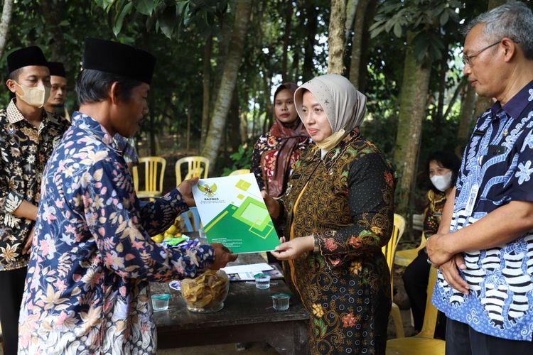 Dok humas Kominfo Purworejo: Wabup Yuli Hastuti menyerahkan bantuan kepada keluarga korban dirumah duka 
