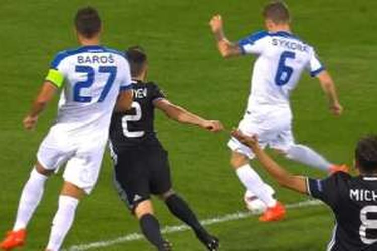 Aksi gelandang Slovan Liberec, Jan Sykora (6), saat mencetak gol tercepat dalam sejarah Liga Europa dalam pertandingan Grup J menghadapi Qarabag di Stadion Dalga, Arena, Baku, Azerbaijan, pada Kamis (15/9/2016).