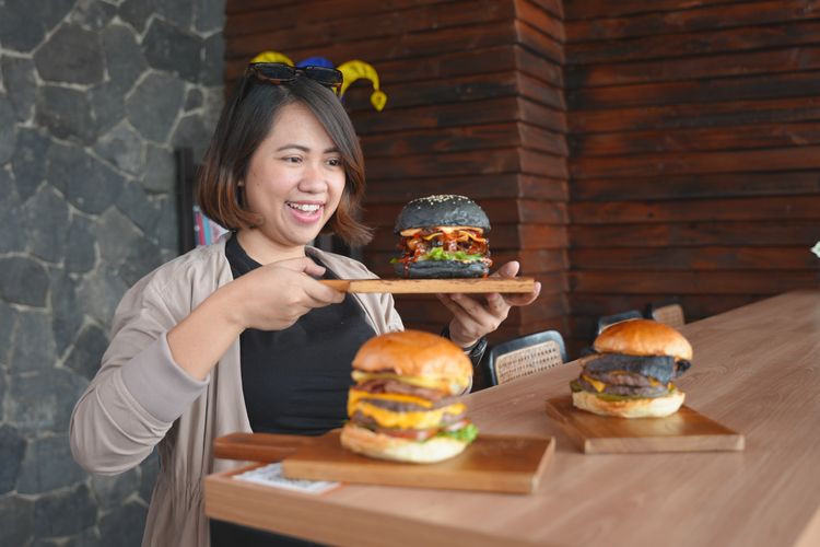 Tiga varian burger di 2080 Burger, Ancol.
