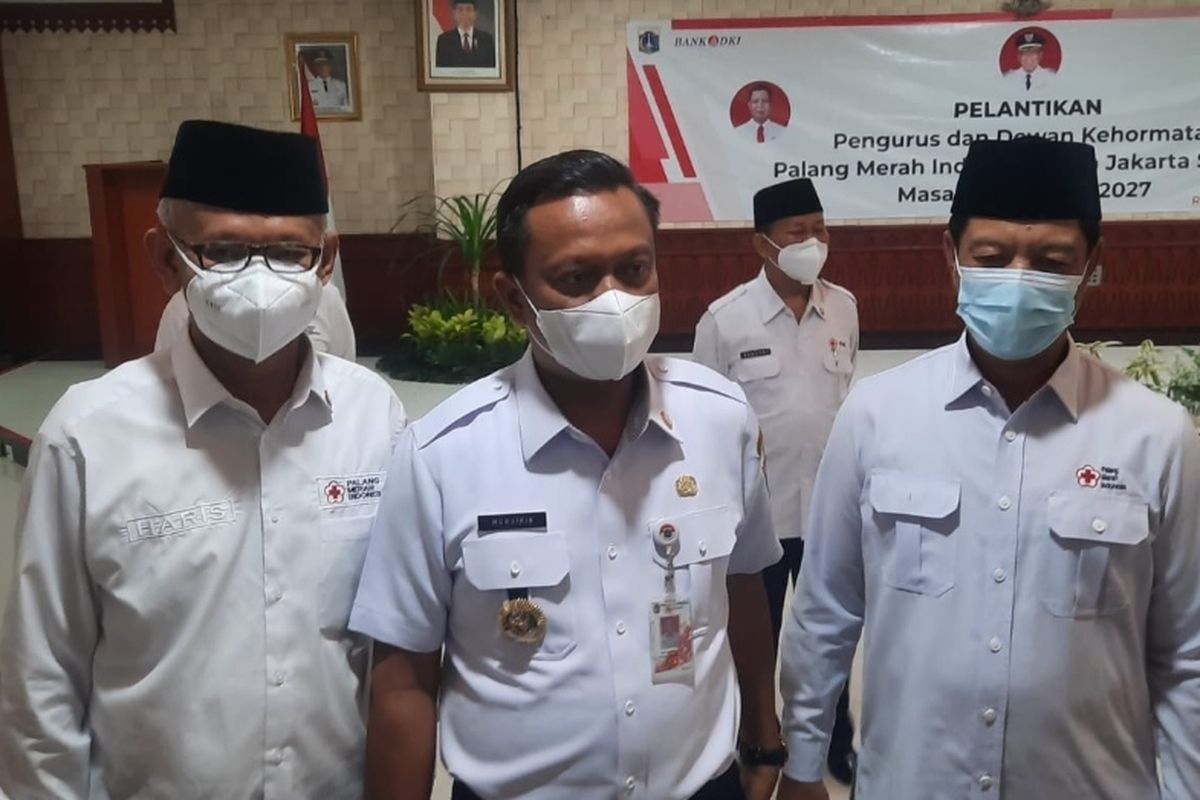 Wali Kota Jakarta Selatan, Munjirin usai melantik Ketua PMI Jakarta Selatan, Abdul Haris di Pemkot Jaksel pada Rabu (9/3/2022).