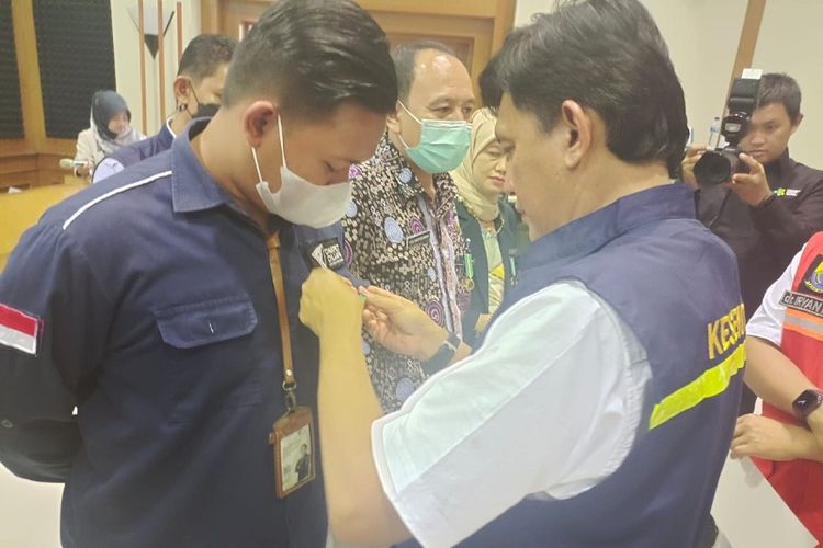 Pusat Krisis Kesehatan Kementerian Kesehatan (Kemenkes) Republik Indonesia (RI) memberikan penghargaan kepada tim RDK LKC Dompet Dhuafa atas komitmen dalam kegiatan kemanusiaan untuk respons darurat bencana gempa bumi di Cianjur, di Lapangan Balai Besar Pelatihan Kesehatan (BBPK) Ciloto, Jawa Barat (Jabar), Senin (16/1/2023). 