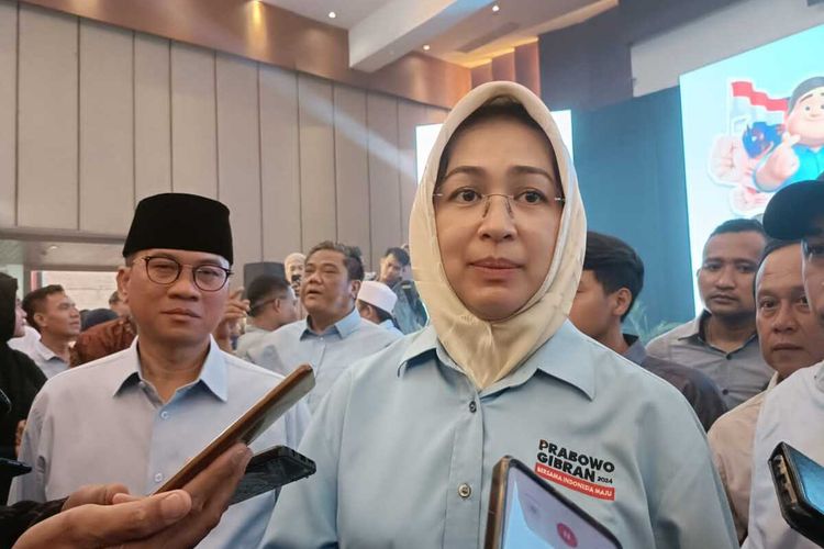 Ketua TKD Prabowo Gibran Airin Rachmi Diany didampingi Komandan Penggalangan TKN, Yandri Susanti saat diwawancarai wartawan usai menghaidir konsolidasi partai koalisi di Kota Serang. Minggu (17/12/2023). Banten diklaim menjadi lumbung dan Prabowo Gibran menang satu putaran.