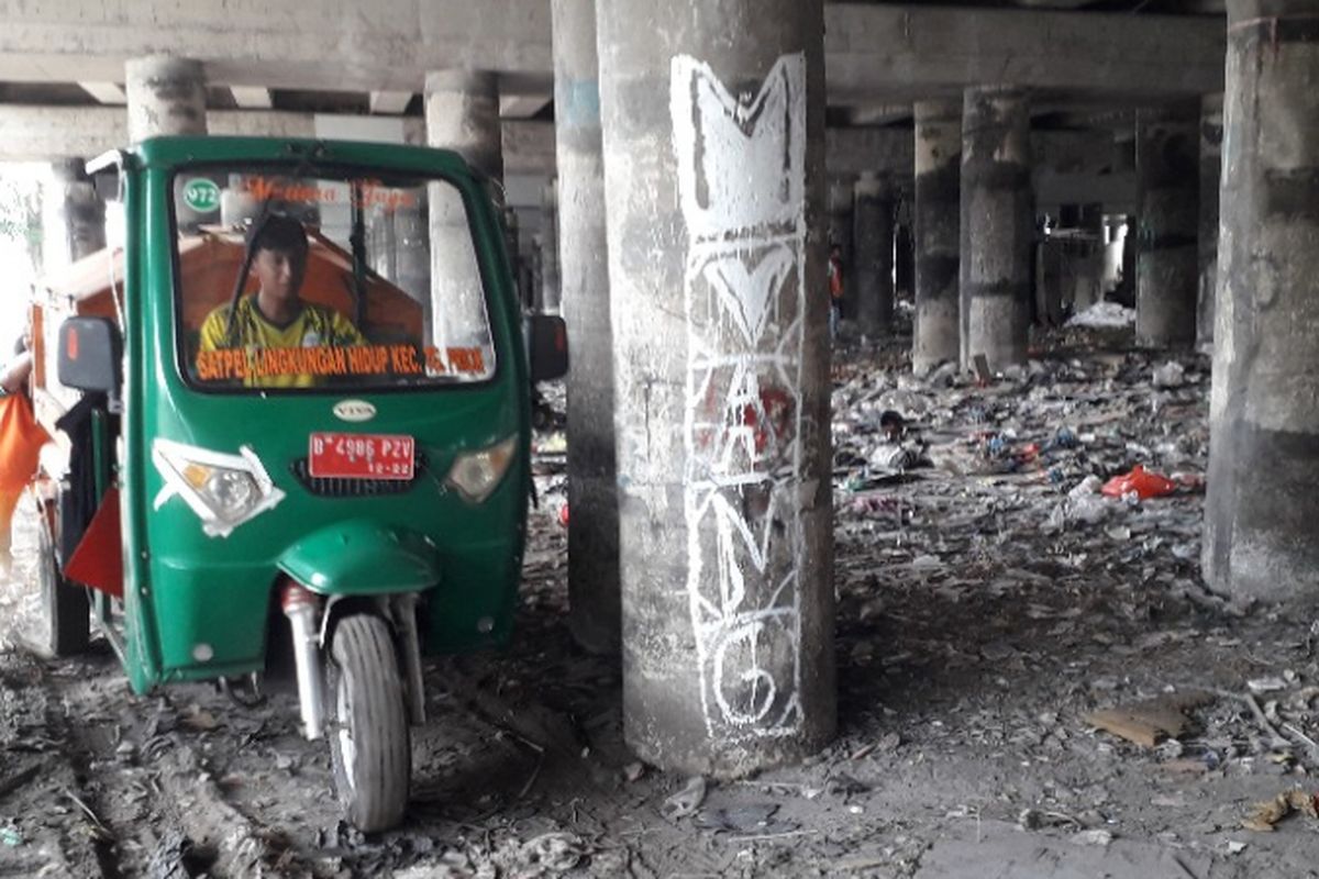 Gerobak motor Sudin LH Jakarta Utara mengangkut sampah dari kolong Tol Wiyoto Wiyoni di Papanggo, Jakarta Utara, Selasa (15/1/2019) 