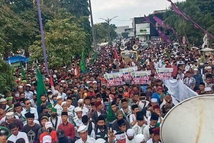 Ribuan masaa memadati kawasan Tugu Kujang, Kota Bogor, menuntut penolakan RUU Haluan Ideologi Pancasila (HIP), Jumat (3/7/2020).