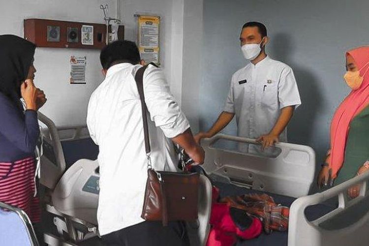 Ibu kandung korban (kiri) tengah mendampingi dokter yang memeriksa korban penganiayaan berupa pemotongan alat vital di Rumah Sakit Umum Daerah Singaparna Medical Center (RSUD SMC) Kabupaten Tasikmalaya, Rabu (21/12/2022)