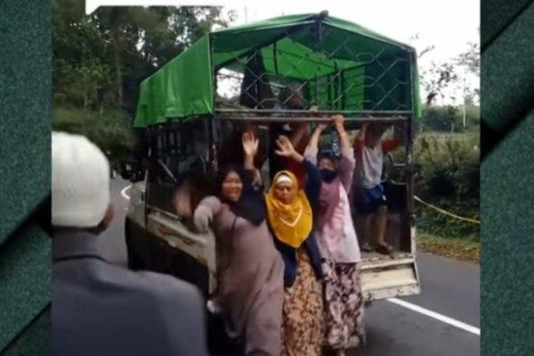 Emak-emak antusias datangi tempat lokasi pembunuhan oleh dukun pengganda uang Tohari alias Mbah Slamet di Wanayasa , Banjarnegara
