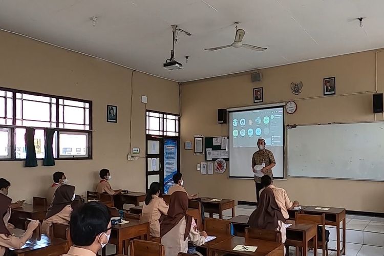 Ahmad Munif mengajar mapel agama Islam di SMA Negeri 2 Semarang, Jumat (7/10/2022).