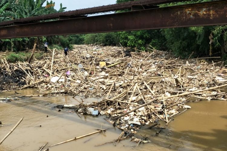 Tampak sampah bambu dan potongan kayu penuhi aliran sungai Cikeas di perbatasan antara Jatiasih, Kota Bekasi dengan Bojongkulur, Kabupaten Bogor, Kamis (16/5/2019).