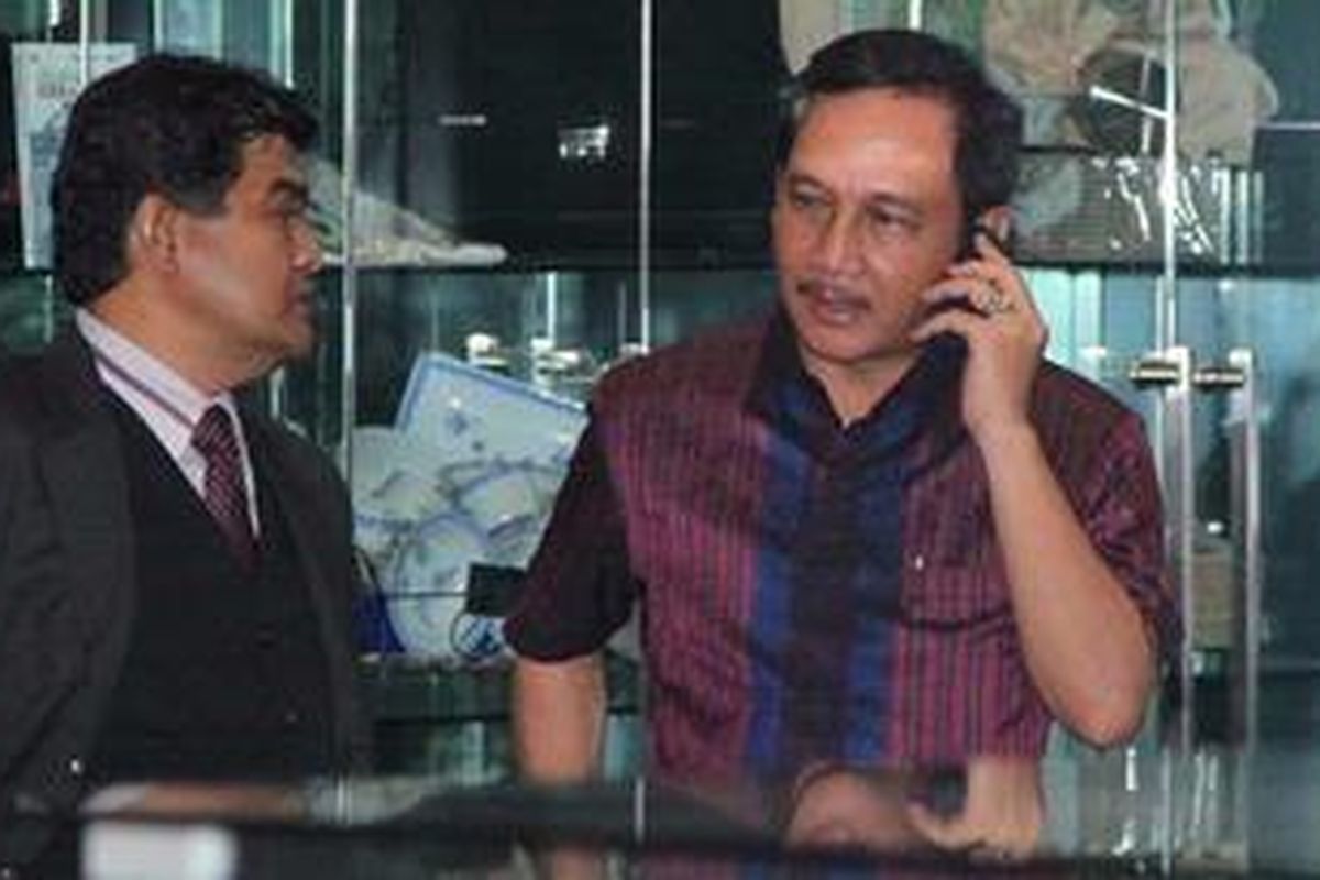 Wali Kota Semarang Soemarmo HS menggunakan telepon selulernya seusai diperiksa selama sekitar tujuh jam di Komisi Pemberantasan Korupsi (KPK), Jakarta, Jumat (30/3/2012). Soemarmo ditahan KPK sehubungan pemberian hadiah atau janji kepada pegawai negeri atau penyelenggara negara sehingga penyelenggara tersebut melanggar kewajibannya. Tersangka ditahan untuk 20 hari ke depan di Rutan Kelas I Cipinang. 