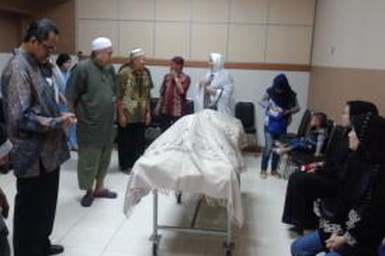 Jenazah almarhum Mun'im Idries, dokter forensik RSCM saat disemayamkan di rumah duka RSCM, Salemba, Jakarta Pusat, Jumat (27/9/2013)