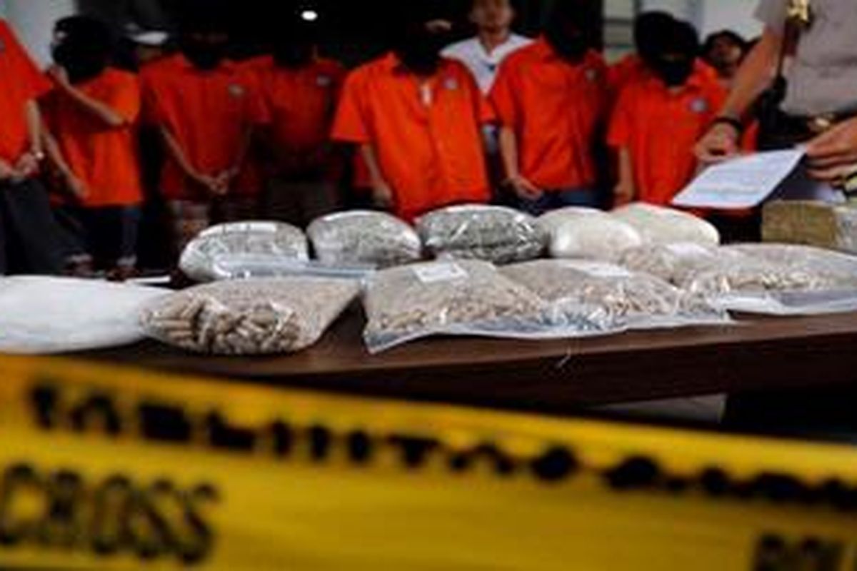 Ilustrasi: Direktorat Narkoba Polda Metro Jaya menangkap sebanyak 16 orang yaitu 3 tersangka (WNI) merupakan narapidana LP Cipinang, 2 tersangka (WN Singapura & Nigeria) merupakan narapidana Nusakambangan, dan 11 lainnya merupakan WNI yang tertangkap di luar LP, pada gelar perkara di Polda Metro Jaya, Jakarta, Senin (28/1/2013). olisi mendapati barang bukti 6,2 kg sabu, 6.700 butir ekstacy, 2.300 butir ekstacy kapsul dan 1.100 butir H5, senilai Rp 13, 5 milyar.