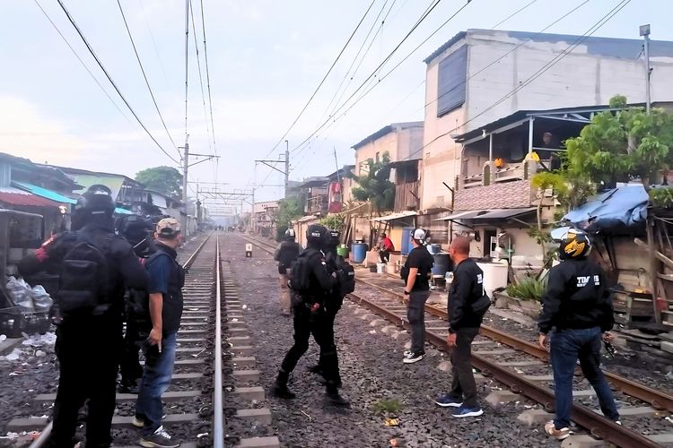 Polisi Gerebek Kampung Bahari, 9 Orang Ditangkap